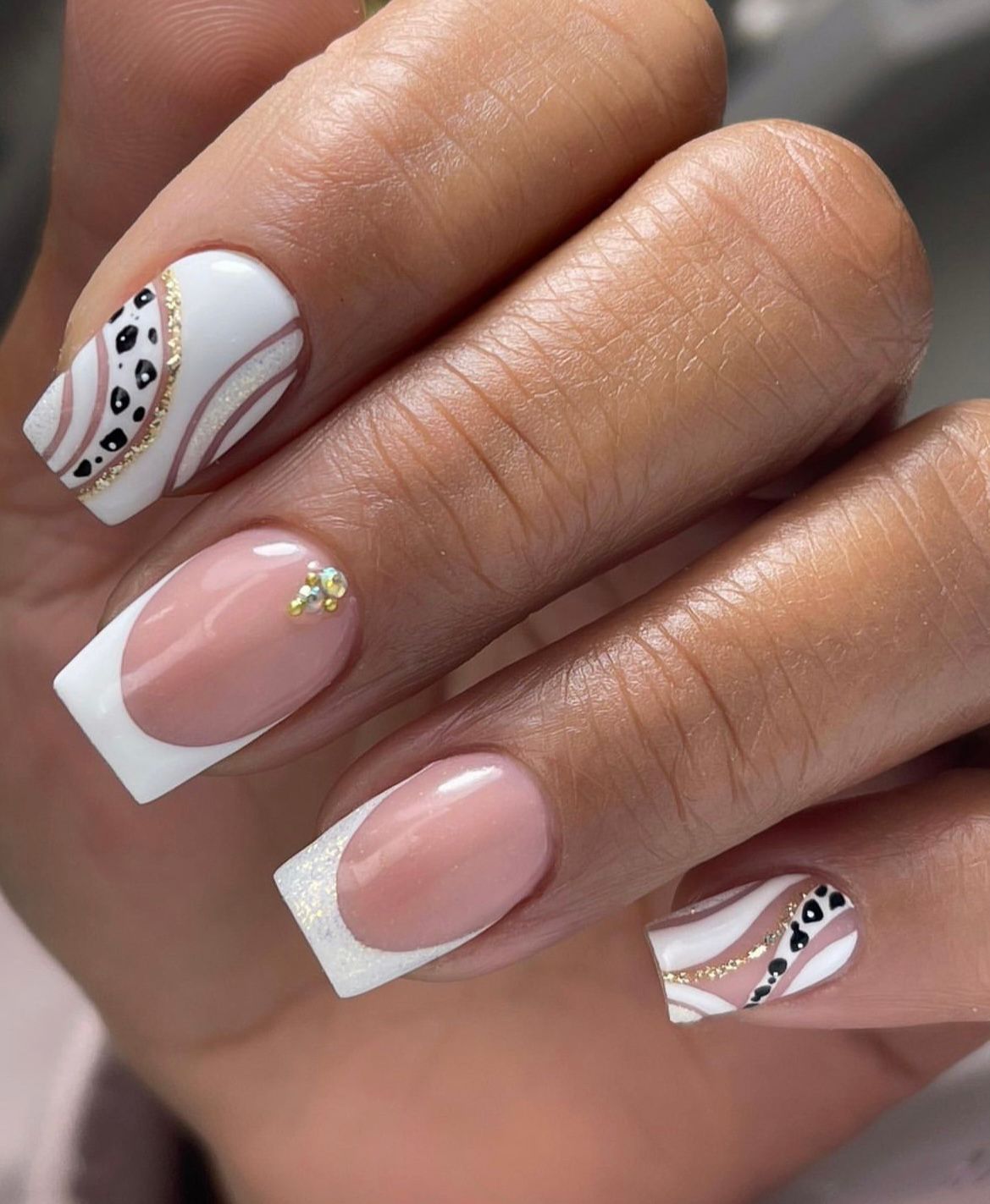 Francesa clásica con detalles glam